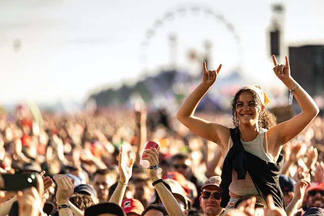 This image displays people at Rock am Ring Festival. 

In article about the best tips to enjoy a metal festival alone and how to find like-minded company and friends at a festival.